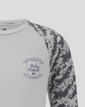 Front close-up of grey junior training tee with club crest on chest and Castore logo and camo sleeves.