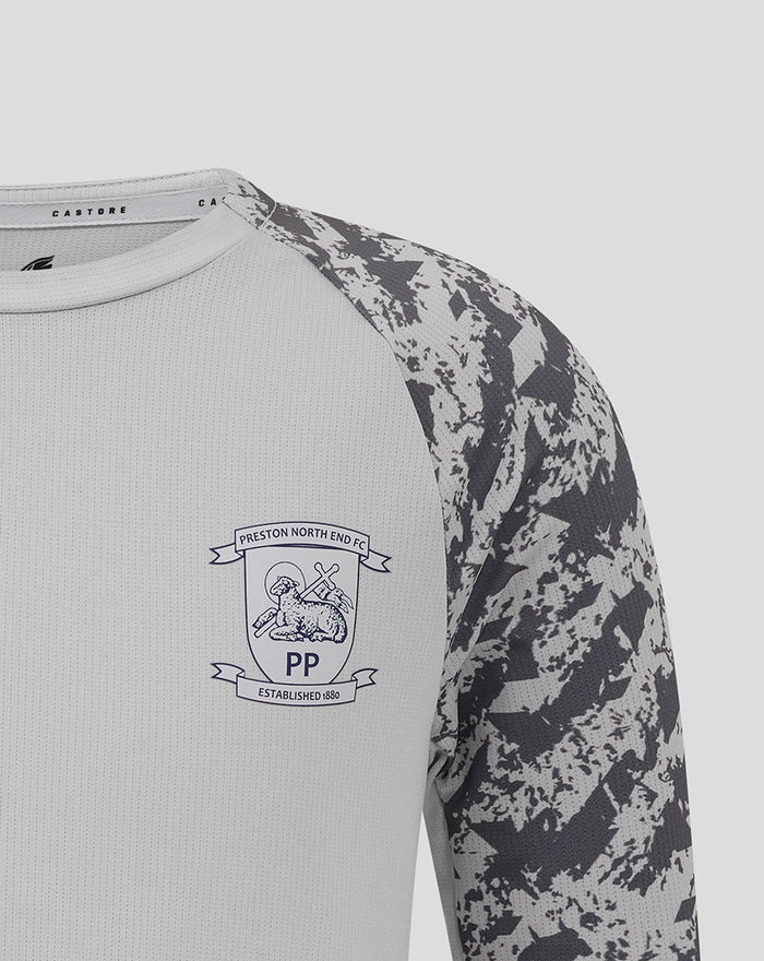 Front close-up of grey junior training tee with club crest on chest and Castore logo and camo sleeves.